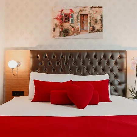 Grand Lark Hotel *