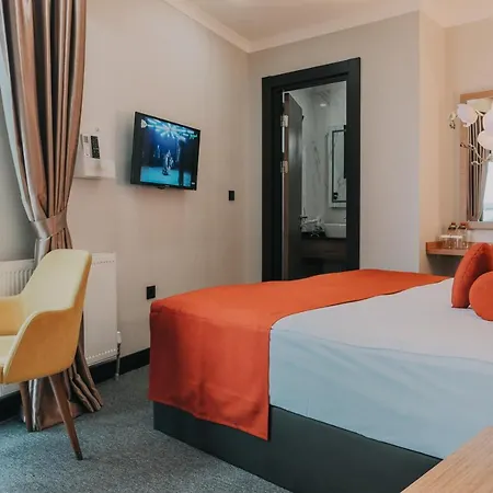 Grand Lark Hotel *