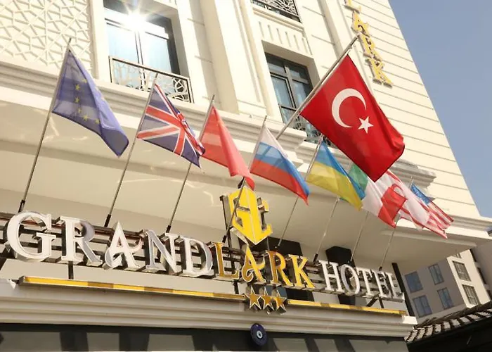 Grand Lark Hotel *