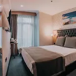 Grand Lark Hotel